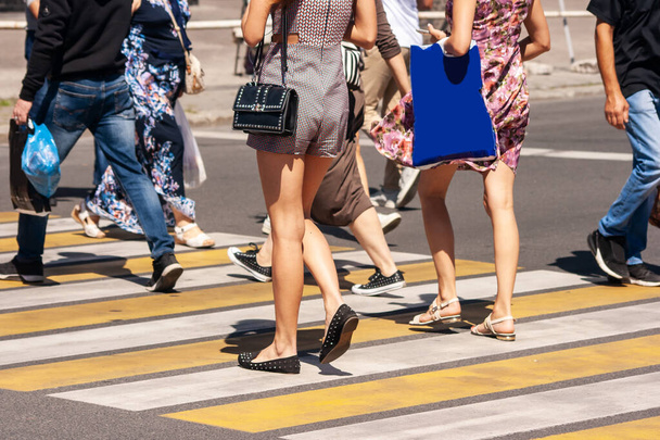 люди переходят улицу на пешеходном переходе в солнечный летний день
 - Фото, изображение