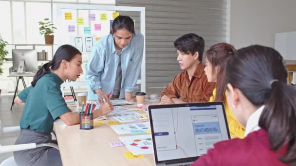 Jong Aziatisch business creatief team werken samen, mobiele applicatie software ontwerp project. Brainstorm vergadering, internet technologie, kantoor collega teamwork concept. 4K kantelen naar voren dolly schot - Video