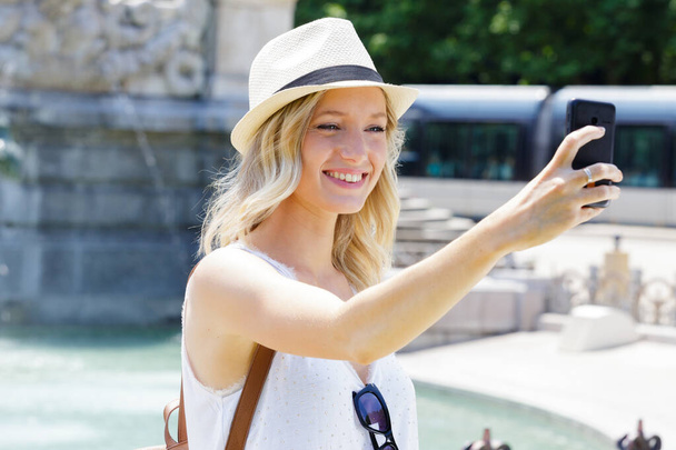 happy young woman taking selfie on city street - Foto, immagini