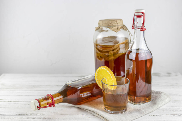 Kombucha superfood pro biótico bebida fungo chá em garrafa de vidro e frasco com limão sobre fundo branco. espaço de cópia
 - Foto, Imagem