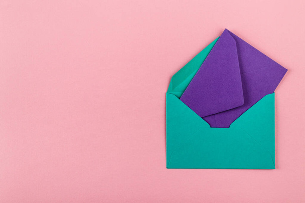 Colorful envelopes on a pink background. Mail envelopes on the table. - Foto, afbeelding