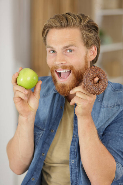 geanimeerde man met appel en donut - Foto, afbeelding