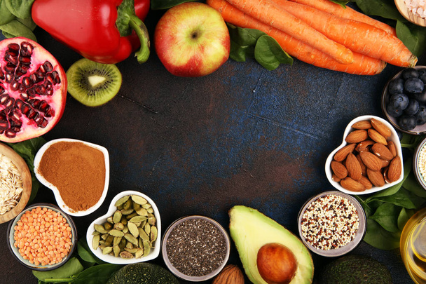 Sağlıklı gıda temiz yeme seçimi: meyve, sebze, tohum, süper yiyecek, mısır gevreği, arka planda yaprak sebzesi - Fotoğraf, Görsel