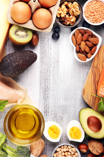 υγιεινή διατροφή και διατροφή έννοια - φυσικό πλούσιο σε πρωτεϊνούχες τροφές στο τραπέζι - Φωτογραφία, εικόνα