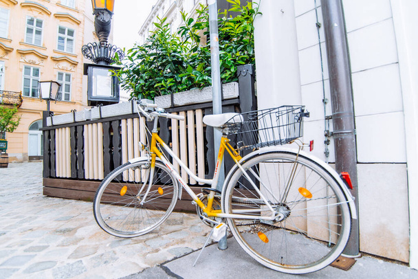 Avrupa sokak Viyana 'sında eski sarı motosiklet - Fotoğraf, Görsel