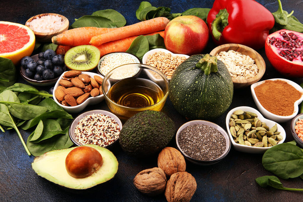 Auswahl an gesunden Lebensmitteln: Obst, Gemüse, Saatgut, Superfood, Getreide, Blattgemüse im Hintergrund - Foto, Bild