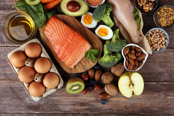 zdrowe odżywianie i koncepcja diety - naturalne bogate w żywność białkową na stole - Zdjęcie, obraz