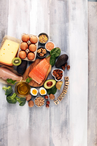 alimentação saudável e conceito de dieta - natural rico em alimentos proteicos na mesa com proteína de letra de madeira
 - Foto, Imagem