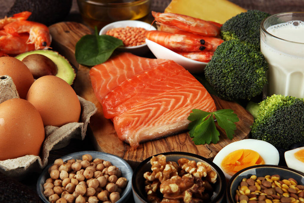 υγιεινή διατροφή και διατροφή έννοια - φυσικό πλούσιο σε πρωτεϊνούχες τροφές στο τραπέζι - Φωτογραφία, εικόνα