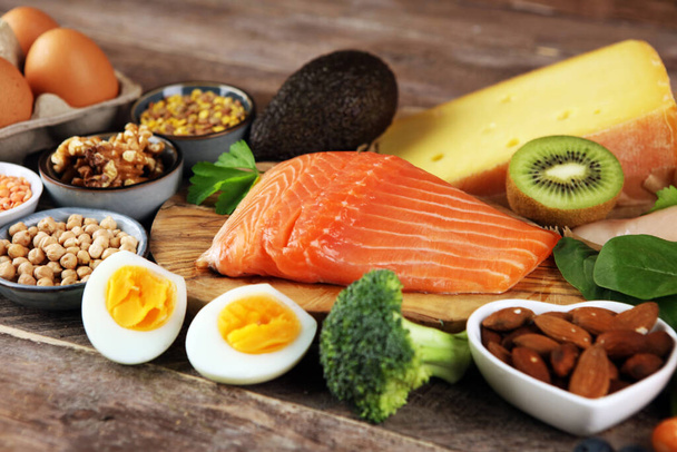 alimentazione sana e concetto di dieta - naturale ricco di alimenti proteici in tavola - Foto, immagini