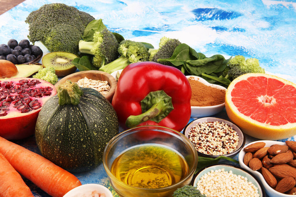 Υγιή διατροφή καθαρή διατροφή επιλογή: φρούτα, λαχανικά, σπόροι, superfood, δημητριακά, φύλλα λαχανικών σε φόντο - Φωτογραφία, εικόνα
