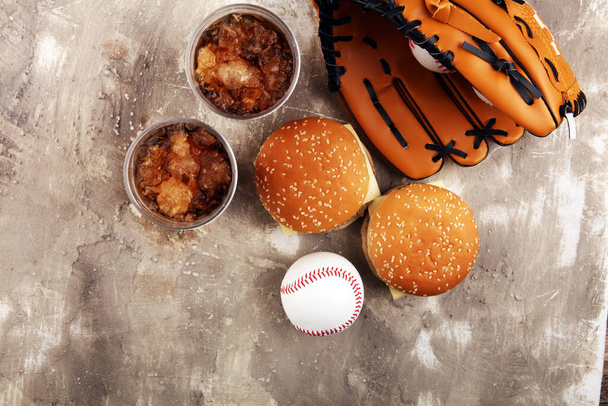 hamburger na stole z colą. Baseball party żywności  - Zdjęcie, obraz