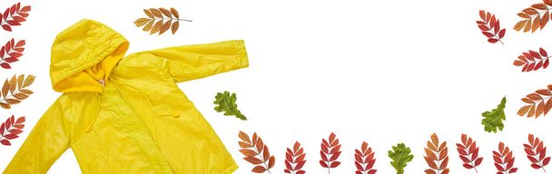 Γεια σας Φθινόπωρο ιστοσελίδα κεφαλίδα αντίγραφο χώρο επίπεδη lay.Yellow αδιάβροχο σε λευκό φόντο απομονωμένο. Ευτυχισμένα παιδιά φορούν φθινοπωρινά ρούχα πανό. Απολαμβάνοντας βροχόπτωση.Ευτυχισμένη βροχερή ημέρα έννοια.Φωτεινό σακάκι βροχής - Φωτογραφία, εικόνα