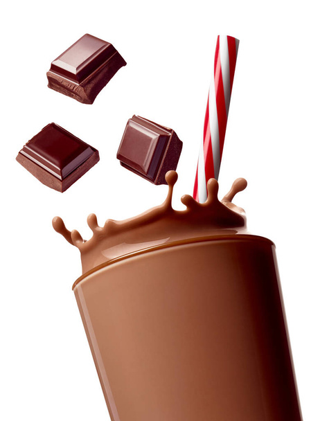 Nahaufnahme von Schokoladenmilch im Glas und Schokoladenstücken auf weißem Hintergrund - Foto, Bild