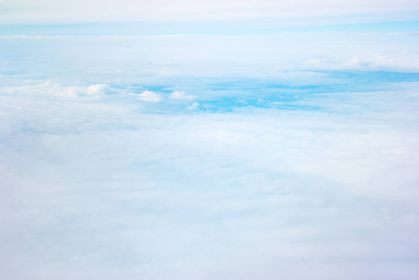 Φουντωτά άσπρα σύννεφα ενάντια στον γαλάζιο ουρανό. - Φωτογραφία, εικόνα
