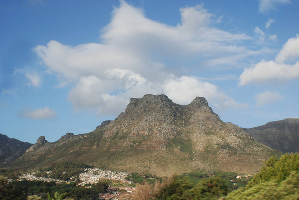 Table Mountain es una montaña plana que forma un punto de referencia prominente con vistas a la ciudad de Ciudad del Cabo en Sudáfrica, y aparece en la Bandera de Ciudad del Cabo y otras insignias del gobierno local. - Foto, Imagen