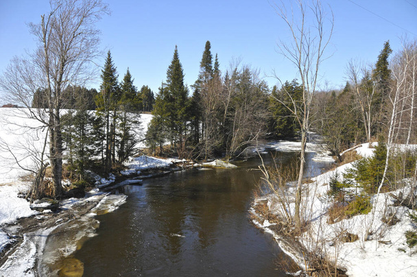 Vorfrühlingslandschaft, Eastern Township, Bromont, Quebec, Kanada    - Foto, Bild