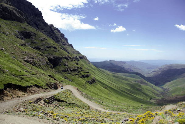 Lesotho, oficjalnie Królestwo Lesotho, jest krajem bez dostępu do morza i enklawy, otoczonym przez Republikę Południowej Afryki.Populacja około 2.067,000 Jego stolica i największe miasto Maseru - Zdjęcie, obraz