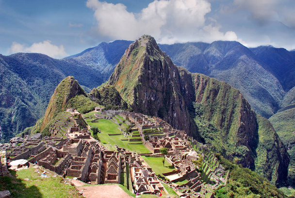 Machu Picchu ή Machu Pikchu Quechua machu γέρος, ηλικιωμένος, πυραμίδα Pikchu; βουνό ή εξέχουσα θέση με ευρεία βάση που καταλήγει σε αιχμηρές κορυφές - Φωτογραφία, εικόνα