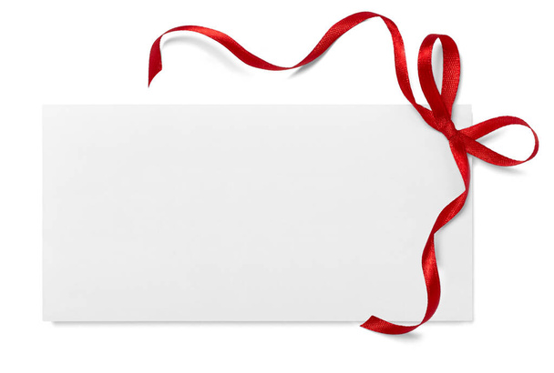 close up μιας κάρτας σημείωμα με κορδέλα τόξο σε λευκό φόντο - Φωτογραφία, εικόνα