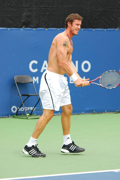 MONTREAL - AUGUST 5: Marat Safin without shirt on court of Montreal Rogers Cup on August 5, 2009 in Montreal, Canada. Safin won two majors and reached the world number 1 ranking during his career. - Φωτογραφία, εικόνα