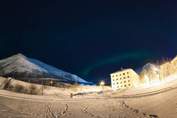 Північні полярні вогні Aurora Borealis активні взимку у Фінляндії, Лапландії. - Фото, зображення