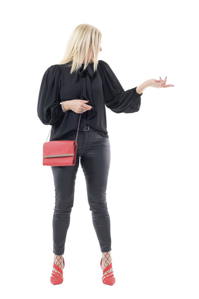 Элегантная блондинка средних лет, указывающая пальцем на рекламу и продажу копировального пространства. Полная длина тела изолирована на белом фоне
. - Фото, изображение