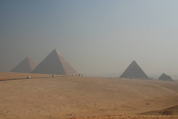 De Grote Piramide van Gizeh, ook wel bekend als de Piramide van Khufu of de Piramide van Cheops, is de oudste en grootste van de drie piramides in het piramidecomplex van Gizeh, grenzend aan wat nu El Gizeh is, Egypte.  - Foto, afbeelding