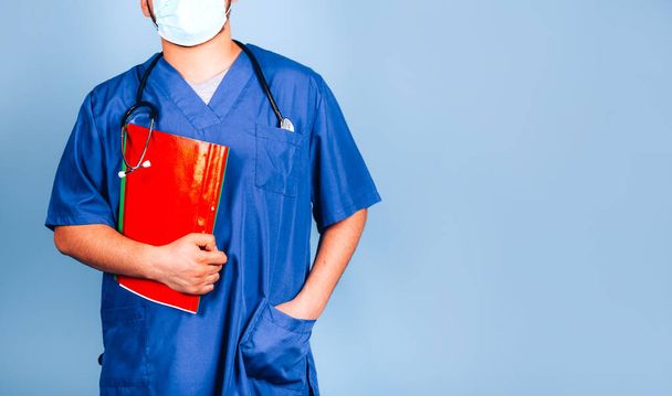 Młody lekarz w czerwonym folderze - Zdjęcie, obraz