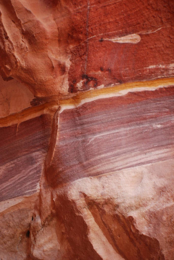 Красная скала в пустыне  - Фото, изображение