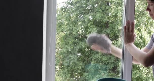 Jovem está lavando a janela em casa
 - Filmagem, Vídeo