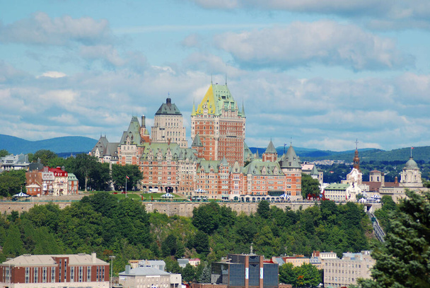 Uitzicht op het oude Quebec en het Chteau Frontenac, Quebec, Canada. Het werd aangewezen als een National Historic Site van Canada in 1980. De site was de woonplaats van de Britse gouverneurs van Neder-Canada. - Foto, afbeelding