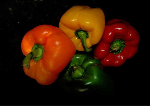 Paprika je také známá jako sladký pepř nebo pepř a paprika zeleninová je kultivační skupina druhu Capsicum annuum - Fotografie, Obrázek