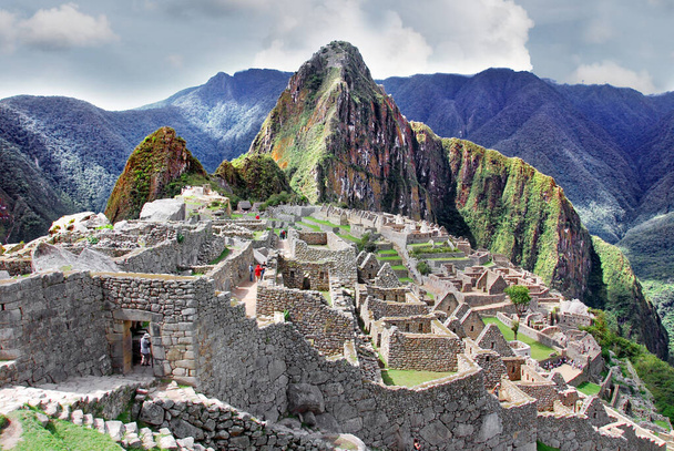 Machu Picchu of Machu Pikchu Quechua machu oude, oude persoon, pikchu piramide; berg of prominentie met een brede basis die eindigt op scherpe pieken - Foto, afbeelding