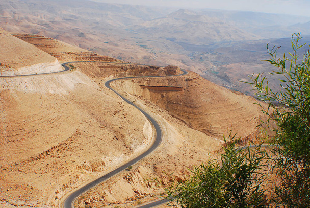 Görbe autópálya sivatagi táj Jordániában., Wadi Mujib - Király útterülete - Fotó, kép