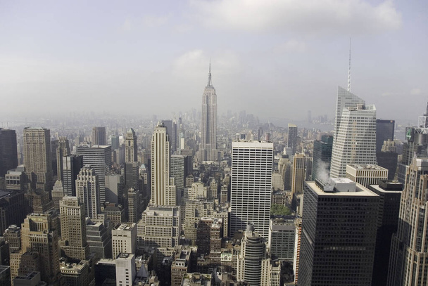 Skyline van Midtown Manhattan in New York City met herkenbare wolkenkrabbers. - Foto, afbeelding