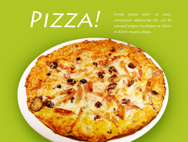 Pizza sobre fondo verde
 - Foto, Imagen