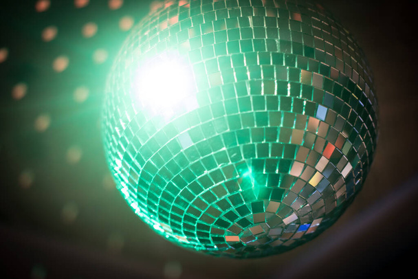 Farbbild einer glänzenden Discokugel in einem Nachtclub. - Foto, Bild