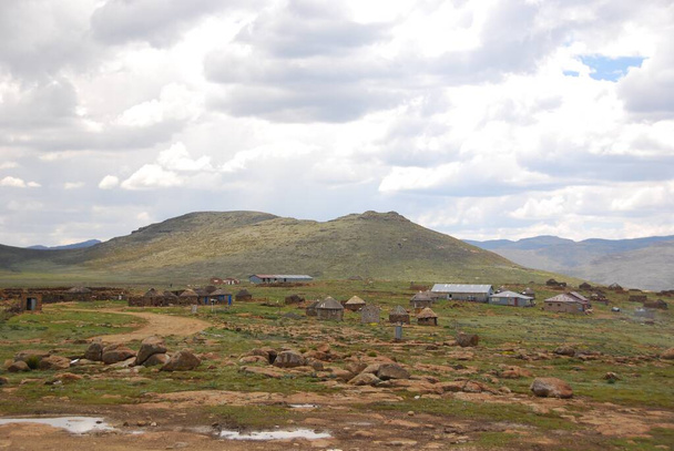 Lesoto, oficialmente o Reino do Lesoto, é um país sem litoral e enclave, cercado pela República da África do Sul.Uma população de aproximadamente 2.067.000 Sua capital e maior cidade, Maseru - Foto, Imagem