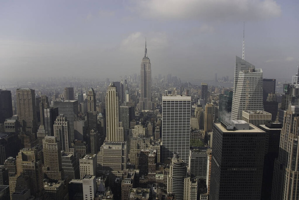 Skyline van Midtown Manhattan in New York City met herkenbare wolkenkrabbers.  - Foto, afbeelding