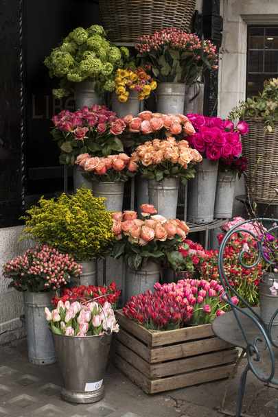 A variety of colors near the Liberty store in London. Large bouquets in tin vases. - 写真・画像