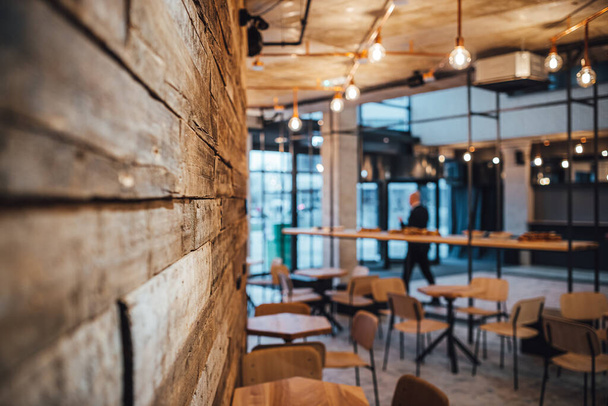 Vista sobre pared de madera y cafetería en fondo borroso
 - Foto, imagen