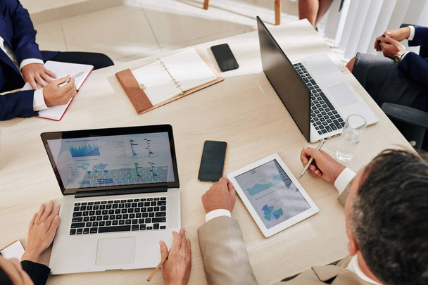 Grupa przedsiębiorców analizujących dokumenty finansowe na spotkaniu biznesowym w biurze - Zdjęcie, obraz