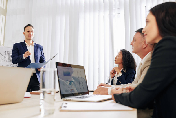 Empreendedor apresentando sua idéia inovadora para investidores em reunião no escritório - Foto, Imagem