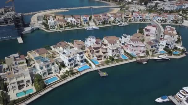 Letecký pohled na nové domy v přístavu, Limassol, Kypr - Záběry, video