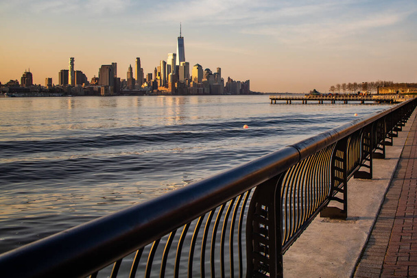 Promenade à Hoboken, NJ à travers l'Hudson de New York
 - Photo, image
