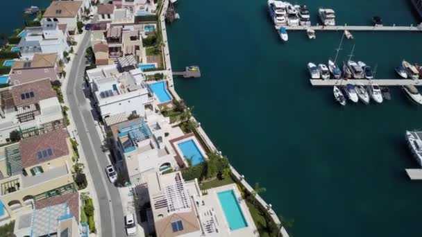 Luchtfoto van de nieuwe huizen in de jachthaven, Limassol, Cyprus - Video