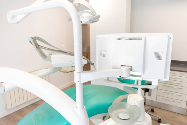 una silla de dentista vacía en la clínica médica
 - Foto, Imagen