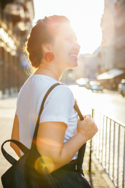 retrato de mulher bonita no pôr do sol na cidade rua roupa urbana
 - Foto, Imagem