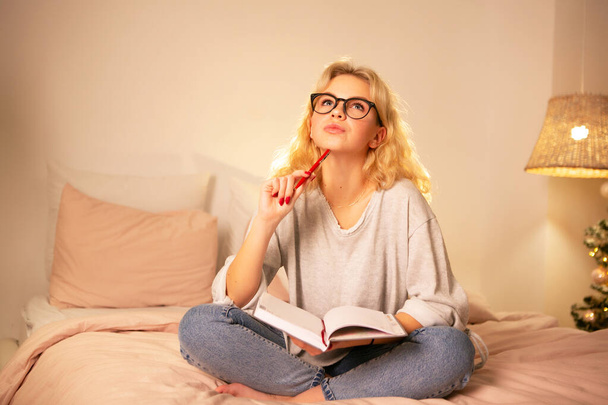 Young woman studying at night at home - Foto, Imagen